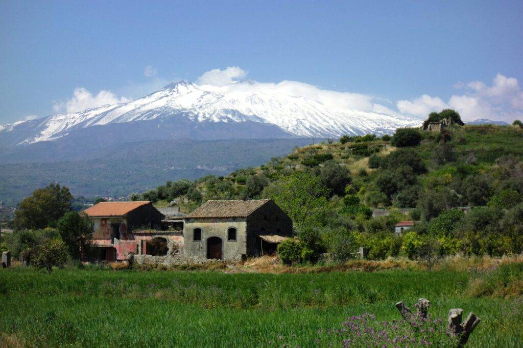 De vulkaan Etna domineert het oosten van Sicilië